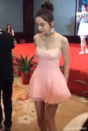 古力娜扎不仅颜值高,身材也是一绝,身穿粉色吊带裙尽显骨感美