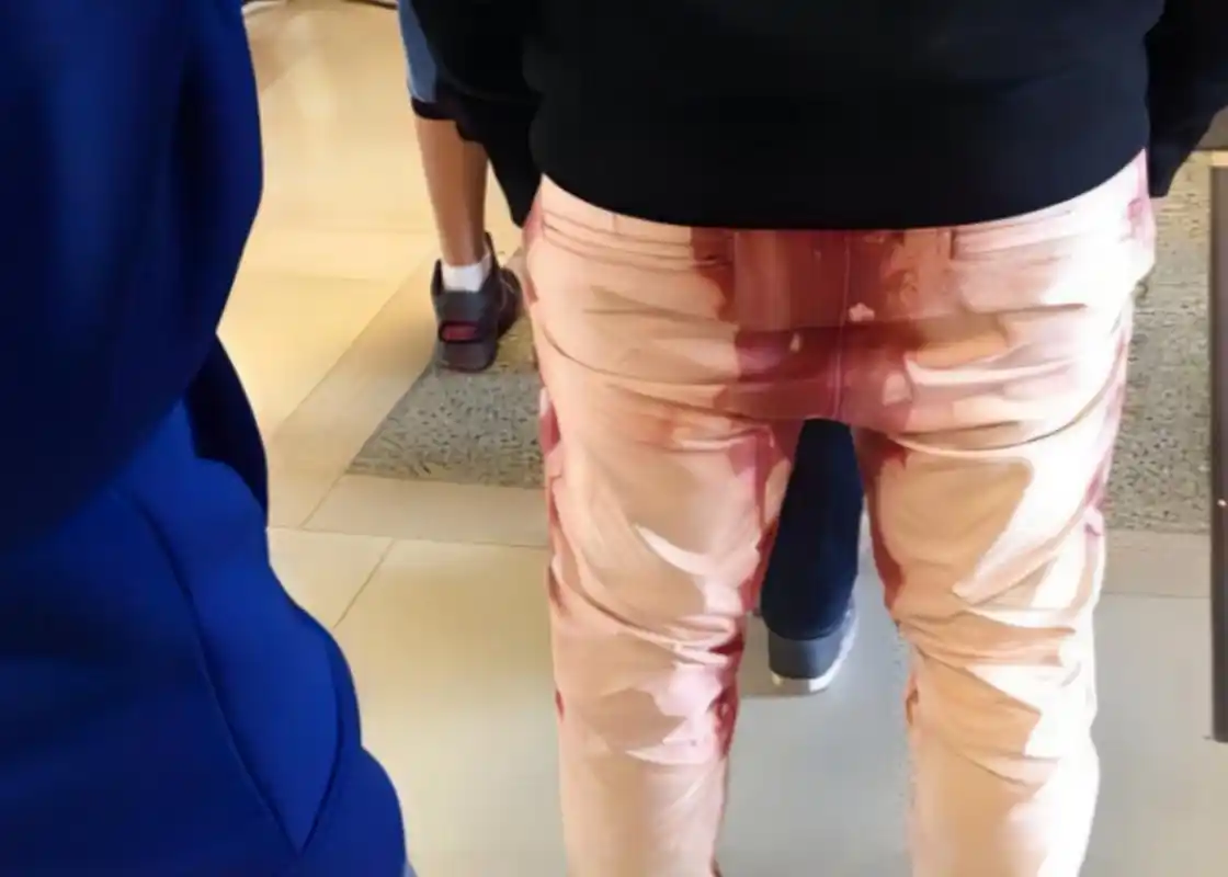 ""2017年,杭州一18岁男孩,亲手切掉自己两个睾丸后,下体流血不止被