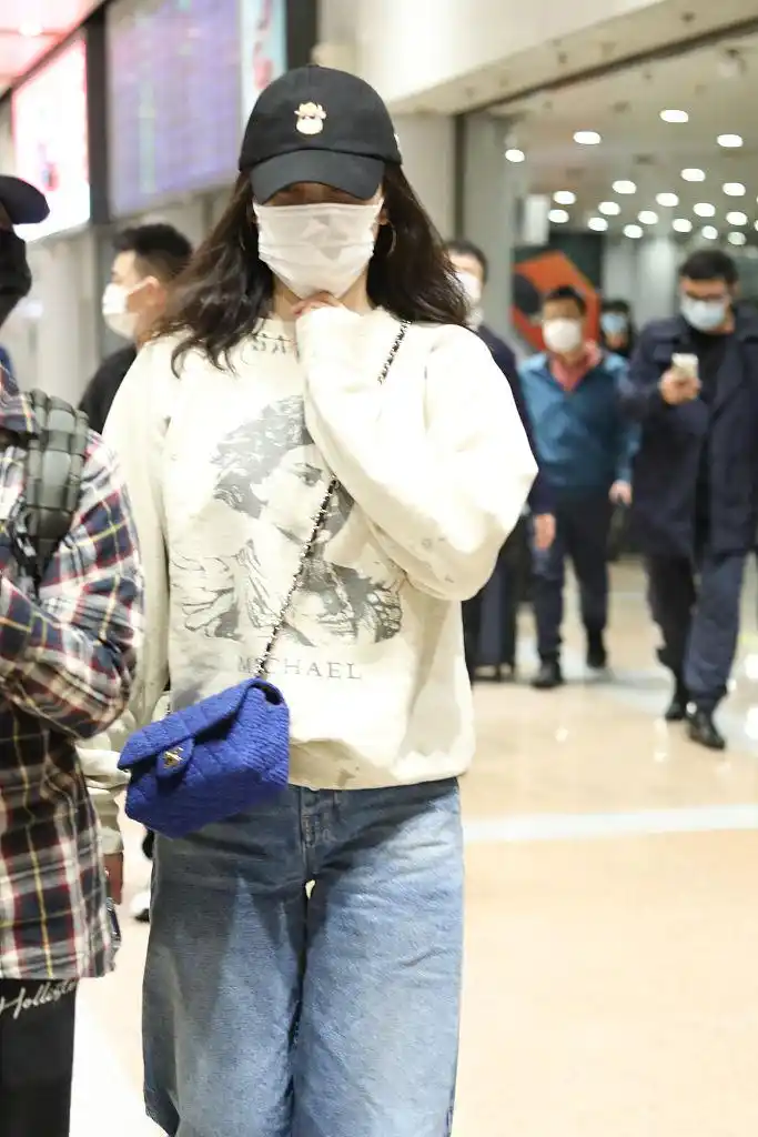 宋佳休闲范不掩女神气场 摆"佛系"手势打招呼低调亲和_凤凰网娱乐