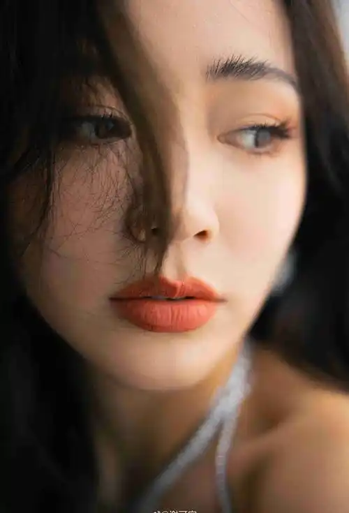 谢可寅黑色连衣裙长发飘飘性感写真