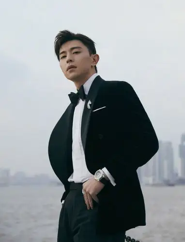邓伦黑色丝绒西装,衬衫领结,华贵气质这块拿捏的死死的_新浪新闻