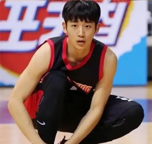 肌肉线条饱满,不会像国内的明星们对身材疏于管理,看看我们丁海寅小