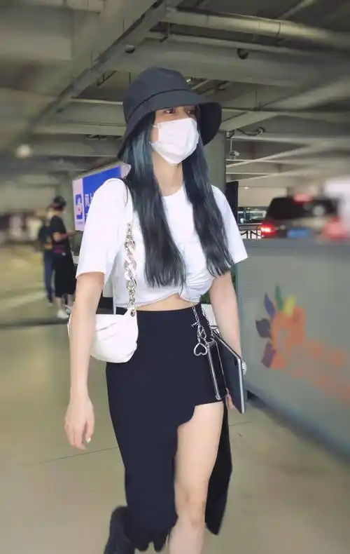 原创程潇粉丝滤镜太严重穿时尚裙露腿上淤青博眼球蓝发秒变灰色