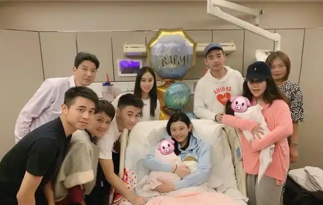 何猷君为赌王生下长孙,大房孙女撞脸热巴,自主创业不靠家族