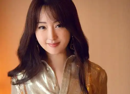 曝52岁杨钰莹怀孕,穿紧身长裙肚子又圆又鼓,是真的吗?