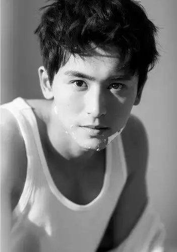 张哲瀚性感写真曝光 大秀肌肉荷尔蒙满满!