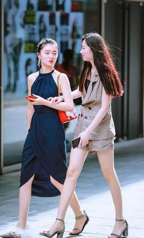 首页 生活 > 路人街拍,小姐姐穿白色吊带裙,很容易吸引住人们的目光