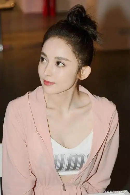 古力娜扎#娜扎是中国内地知名女演员和歌手,拥有广泛的粉丝群体.