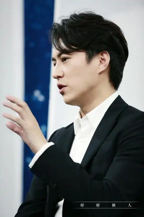 靳东外科风云 杭州发布会高清照片!东哥的丝丝银发是一种魅力!