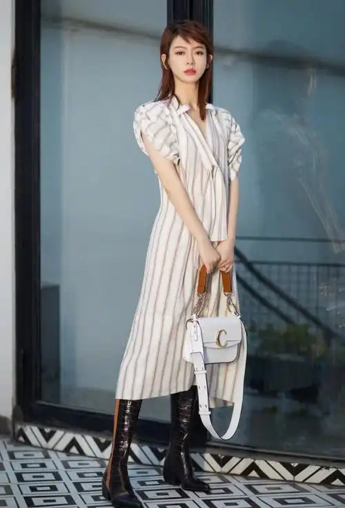 戚薇这一双靴子的表面有一条一条的皮条圈起来,数量看上去有几十条,每