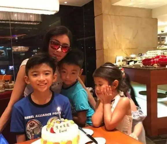 谢霆锋深夜发文:很想回归家庭,张柏芝坐不住了,王菲慌了?