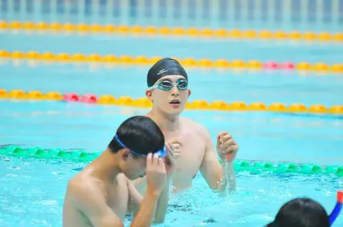 《上学啦》孙艺洲泳裤出镜 大展好身材