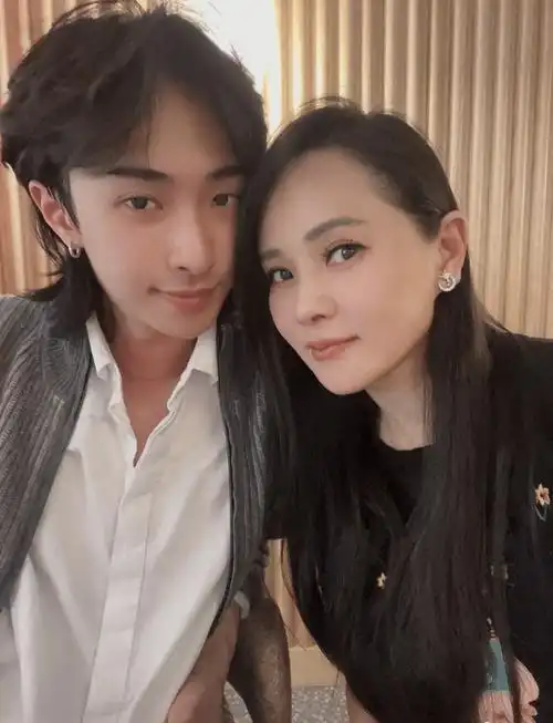 原创伊能静儿子哈利疑似恋情曝光与女子贴脸动作暧昧对视眼神陶醉