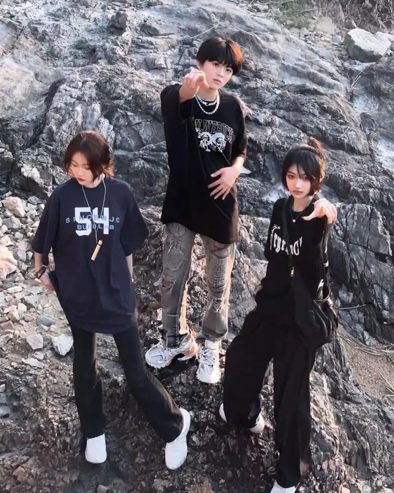 高级三人拍照姿势 人性和天上的太阳一样不可直视