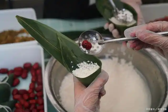 端午节,家长本想好好带孩子包粽子,无奈娃捣乱放弃怎么整?