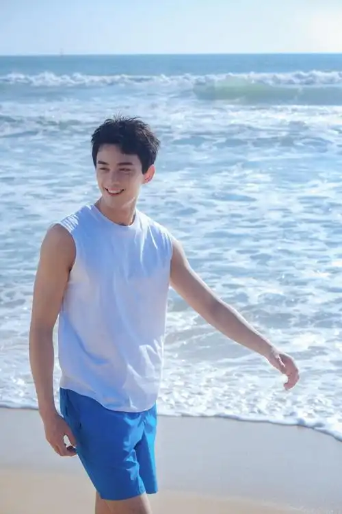 海外版>2022-04-121035>近日,吴磊工作室释出一组吴磊海边踏浪随拍