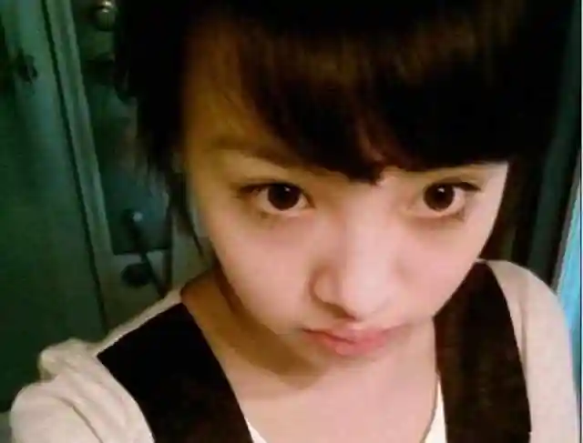 郑爽出道前罕见旧照满脸胶原蛋白全都是素颜亮了