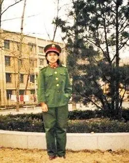 在曝光的照片中,最令网友惊奇的是导师韩红的变化,原来韩红年轻时候