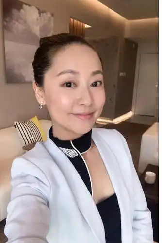 p>张茜,1974年2月18日出生于江苏省常州市,中国内地女演员,歌手,主持