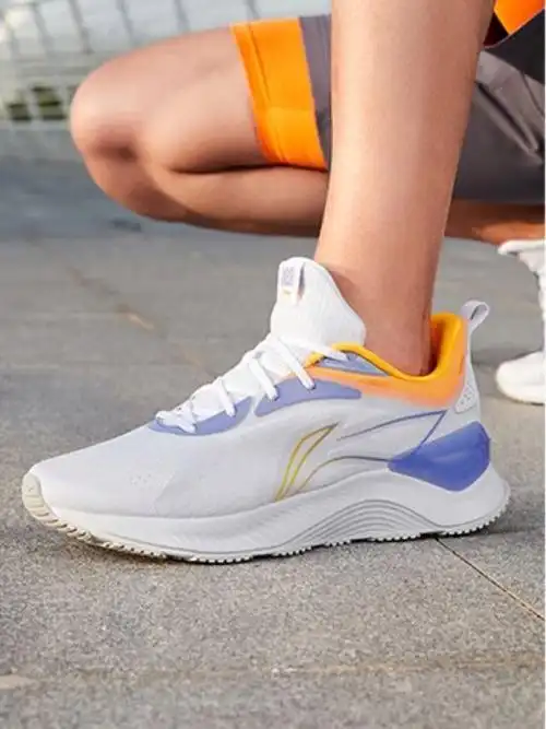 脚穿李宁鞋潇洒走世界