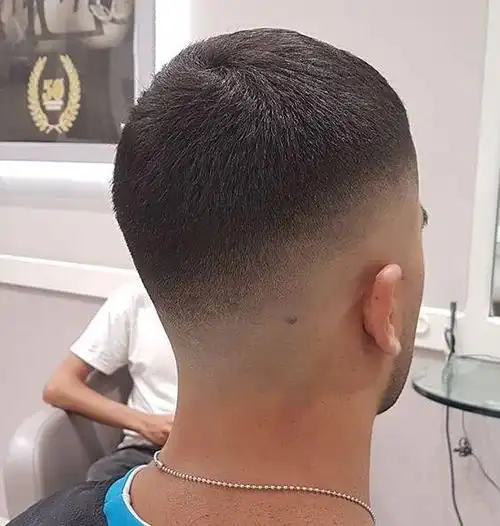 两边和后面剃光周边光发型清爽帅