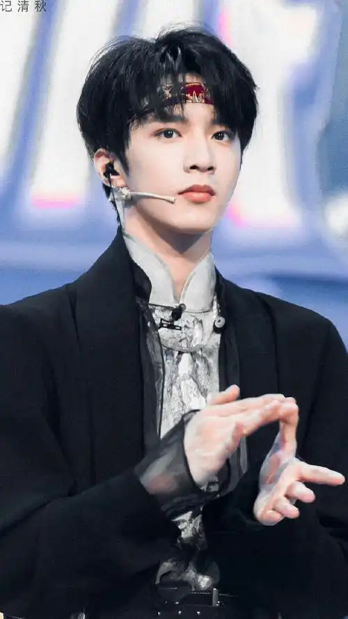 音色和容貌都一绝 宽肩窄腰穿古装太合适    @时代少年团-刘耀文  #刘