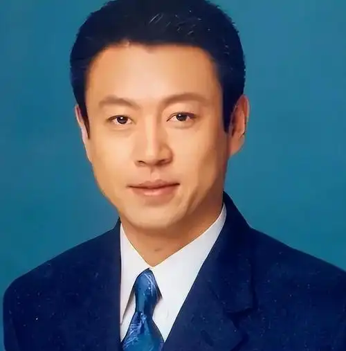 那时,杨柳初涉社会,担任央视主持人,其英俊外貌和典型的"国脸"形象