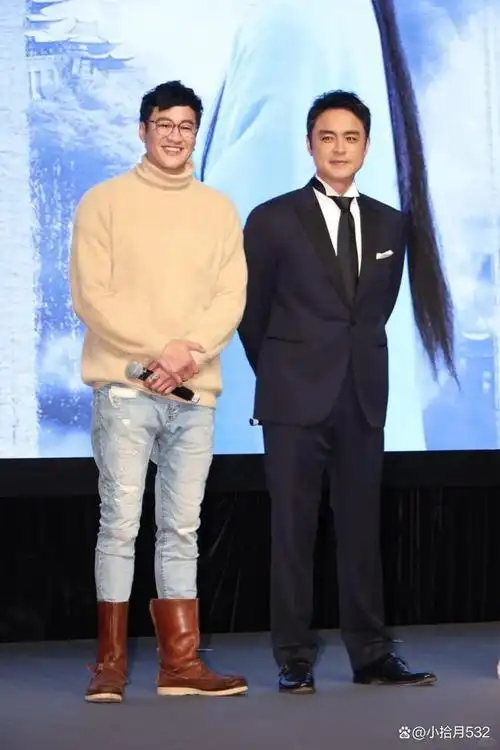 50岁何润东自嘲有老花,陈都灵遭热情粉丝冲前排强行自拍