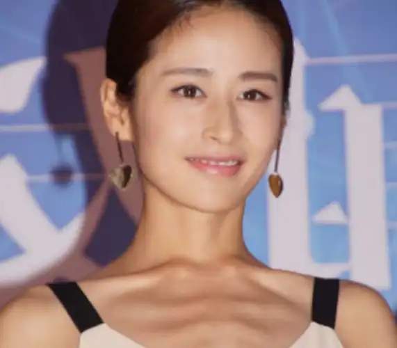 继颖儿后,又一女星瘦出"排骨胸",网友:明明脸蛋肉嘟嘟!