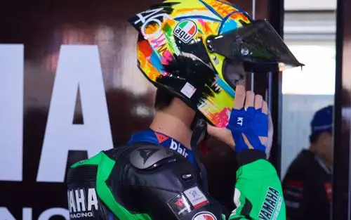 王一博带头盔前记得洗头哦哈哈哈有关头盔的饭拍综艺采访直播芭莎arrc