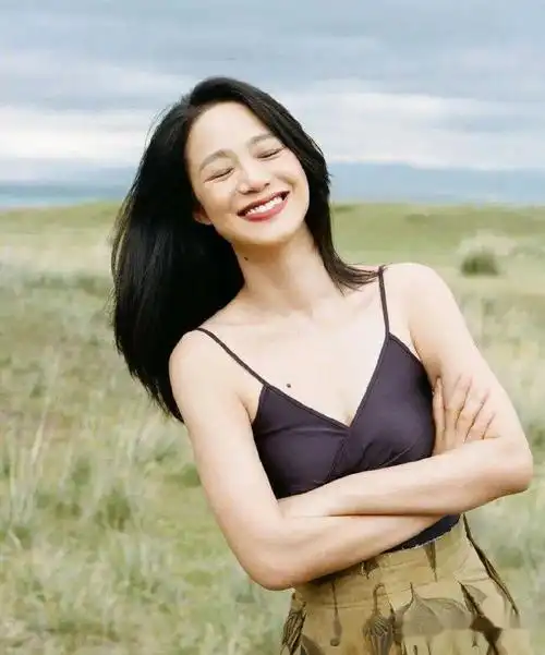 44岁周韵真耐看,穿衣简单却美得高级,这3点很关键 - 知乎