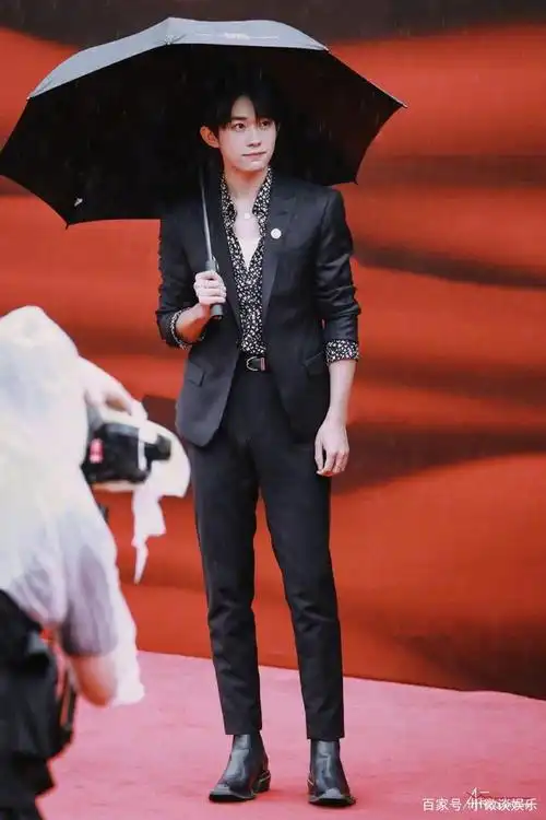 易烊千玺活动造型,撑伞走红毯,黑色西装搭配花纹衬衣
