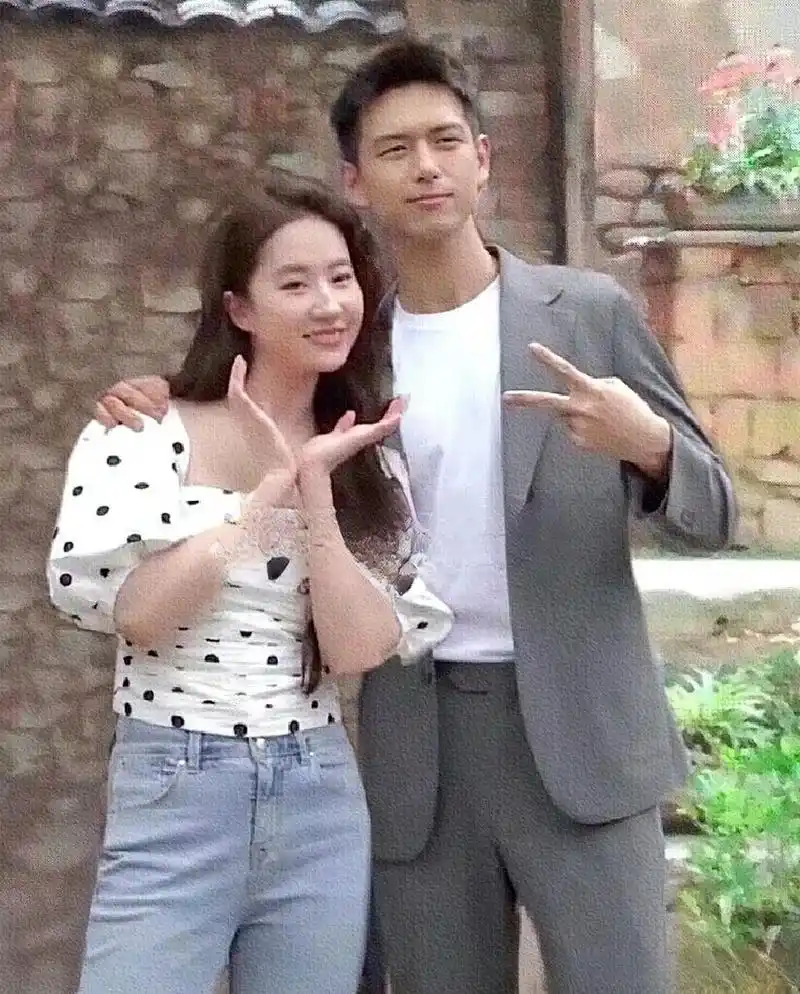 李现周雨彤这cp感是不是秒杀刘亦菲[得意][得意]