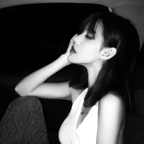 暗黑系女生头像真人黑白