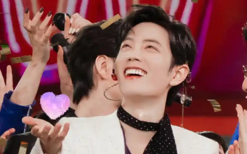 看着肖战笑,就会跟着一起笑,这笑容也太有感染力了,不愧为治愈系,肖战