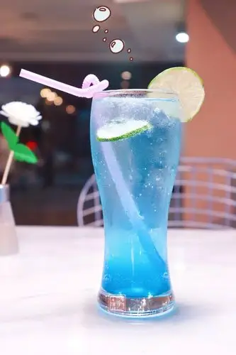 喝一口就充满画面感像是纵身跳进了泳池里在凉爽的水里畅游丰盈气泡在