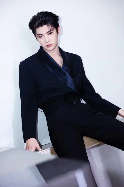 黄明昊真空西装舞台