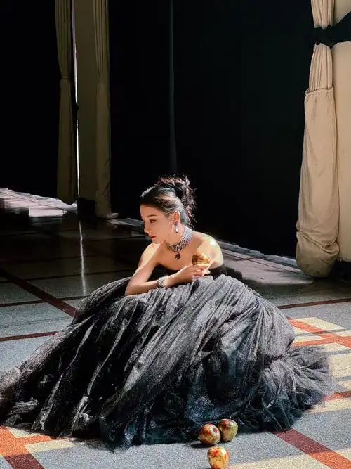 迪丽热巴黑色婚纱##迪丽热巴这是要和我结婚吗