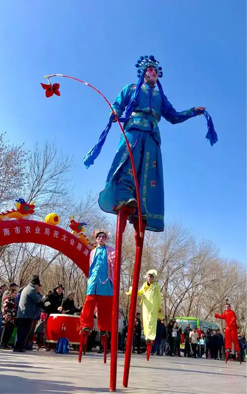 民间艺术家的高跷表演 - 美篇