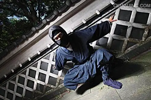 蒙面忍者蹲下墙