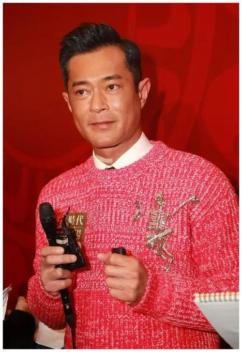 古天乐现身"金龙醒狮贺新岁"活动为醒狮点睛