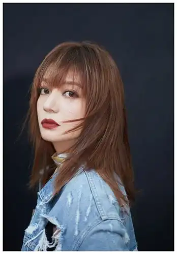 五年过去后,赵薇在近日晒出了一组照片,蓝色长裙和温柔的大波浪发型