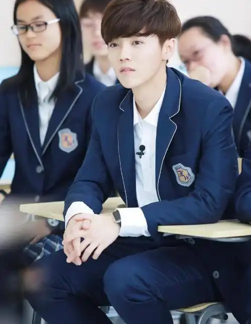 哈喽,大家好,我是小编梅子,今天梅子带你去看看鹿晗穿校服的照片.