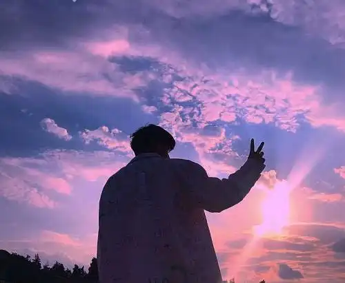 直接就是对着天空来一个比心,逆光拍摄也是最近很流行的,总是让人琢磨