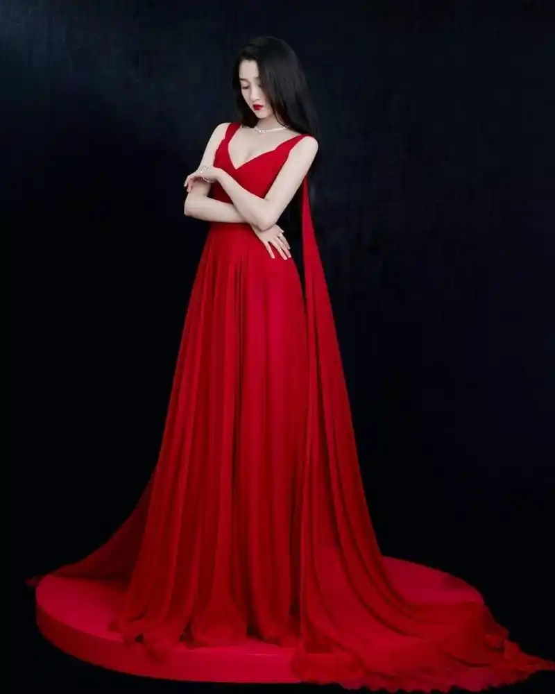 关晓彤# 高开叉红色长裙,宛如仙女下凡!