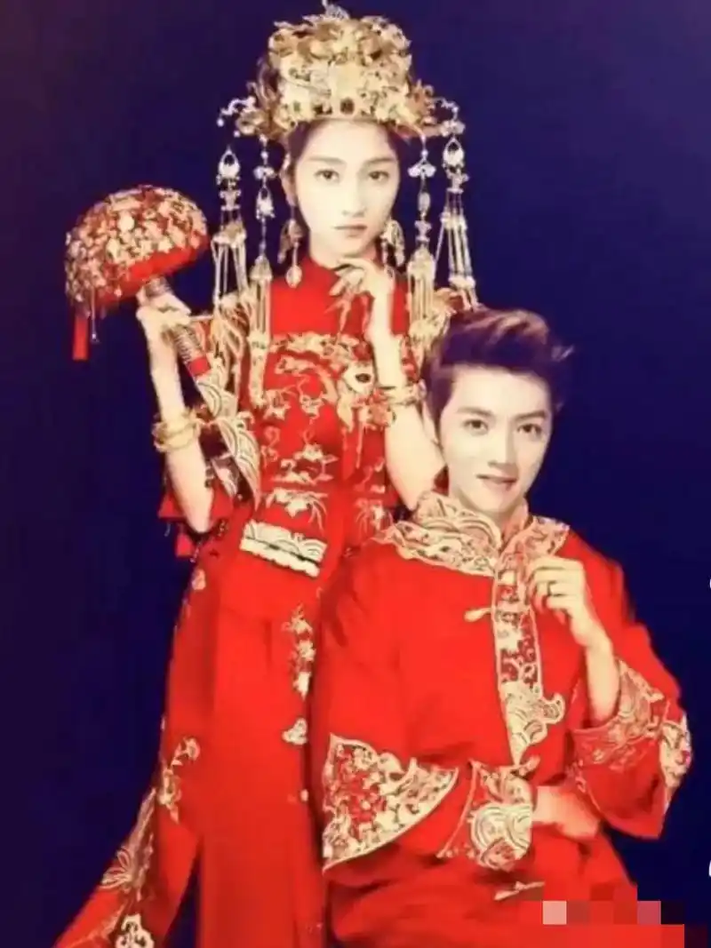 有爆料称关晓彤,鹿晗已经隐婚,有婚纱照流出,并疑似关晓彤已有身孕,被