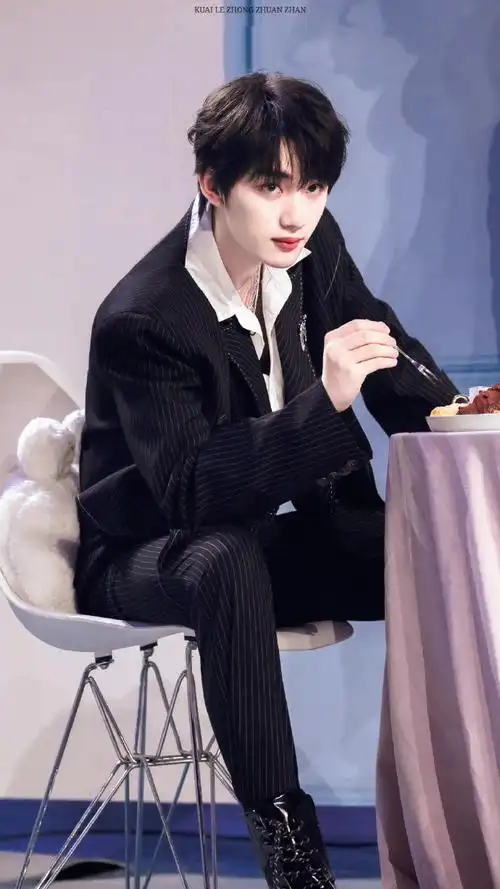 丁程鑫黑色西装随拍##丁程鑫黑西装随拍两宫格