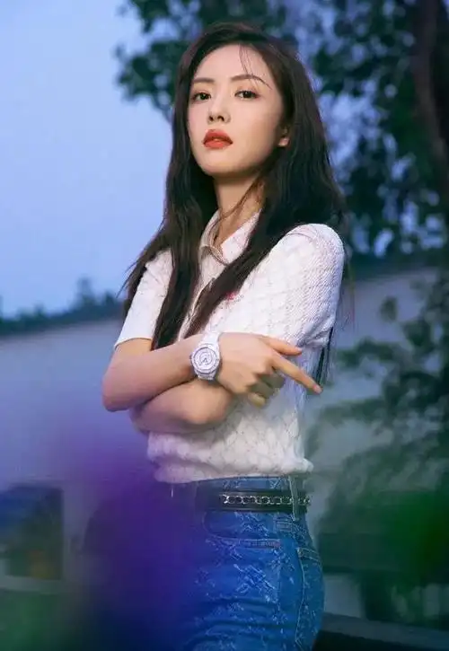 蔡文静的香港游记:黄色衬衫与牛仔裤的绝妙搭配,尽显港式风情