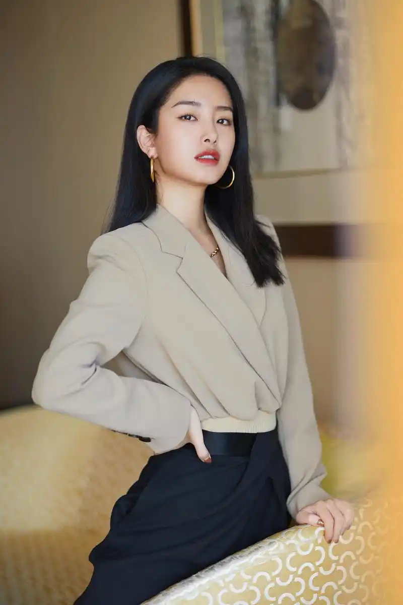 杨采钰气质感了得,穿白色衬衫搭配半身裙优雅大气,显得青春活力