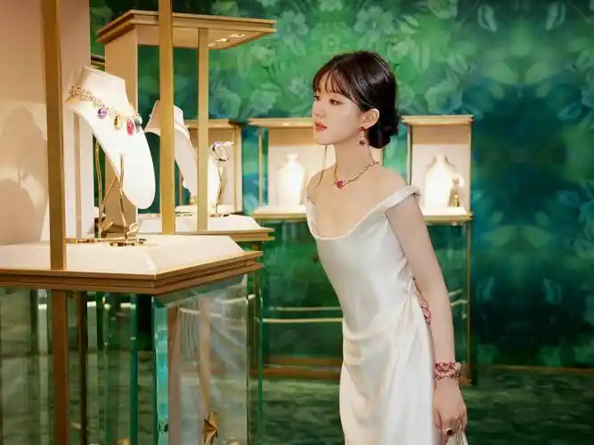 赵露思白色礼服宛如富家千金,美出新高度_气质_珠宝_宝格丽